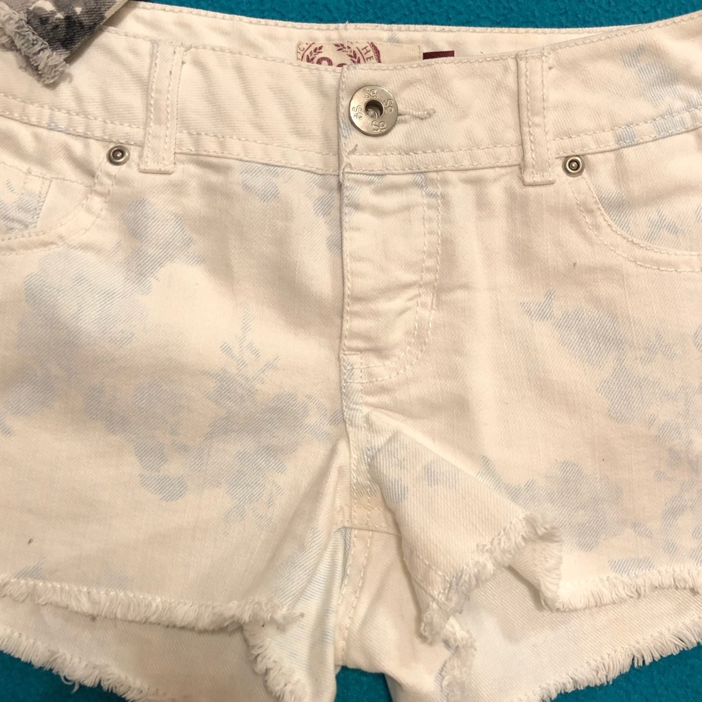 Shorts - Picture 3 of 3